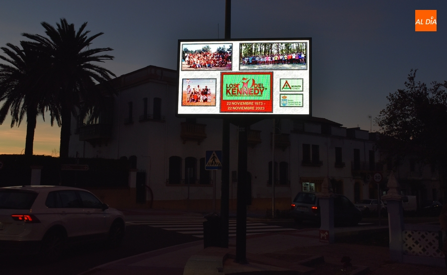 Las pantallas callejeras se suman a la felicitación al Grupo Scout Kennedy