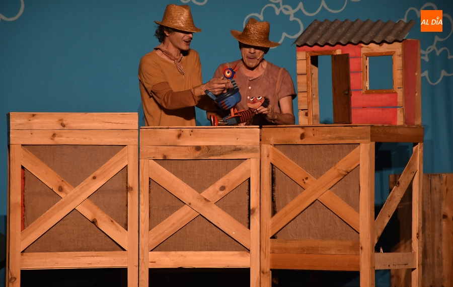 Escolares de Primaria conocen una singular gallina azul gracias a Provincia a Escena