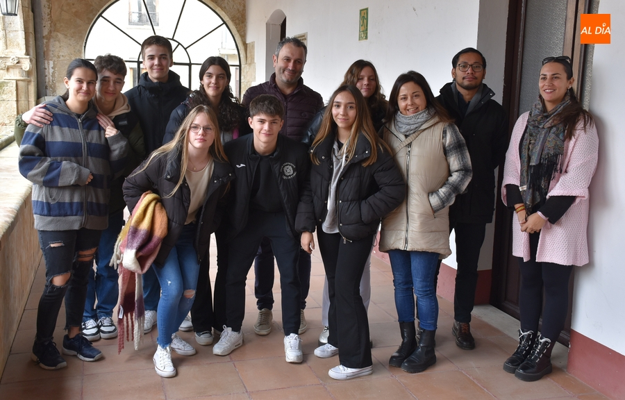 Alumnos del IES Tierra visitan el Ayuntamiento para indagar en cuestiones medioambientales