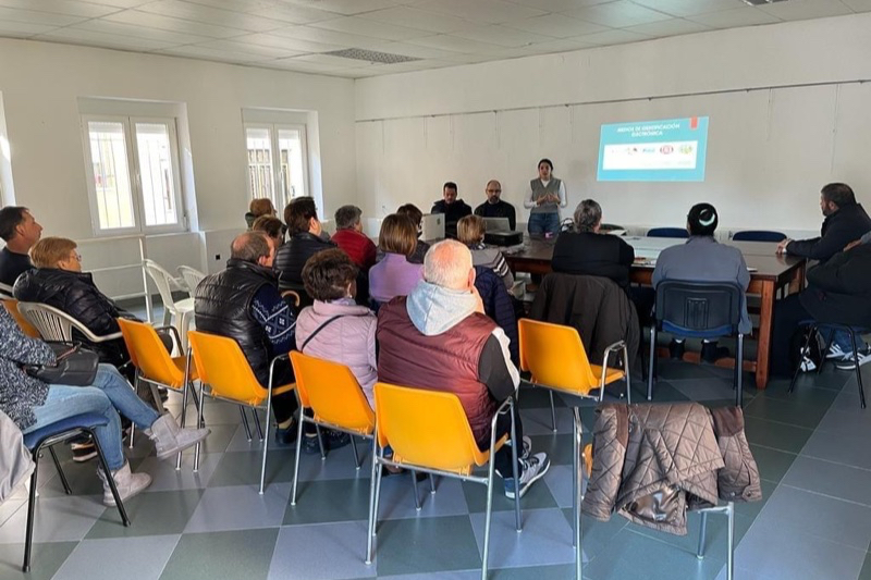 Numerosos vecinos de Santiago de la Puebla participan en una charla sobre certificado digital y gestión