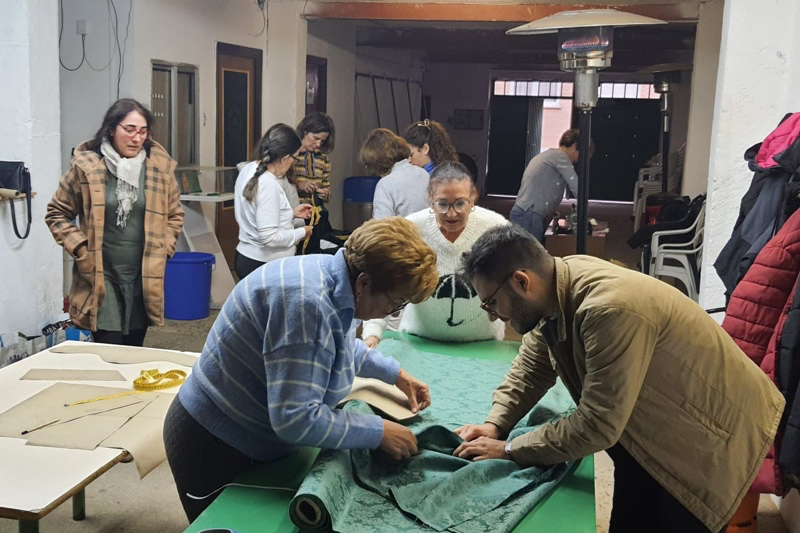 Arranca el taller de costura en la cofradía Nuestra Señora de la Esperanza