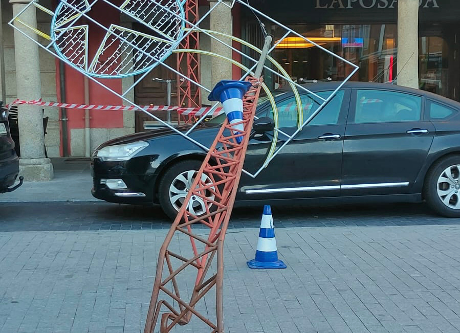 Susto en la Plaza de España tras la caída de un poste del alumbrado navideño