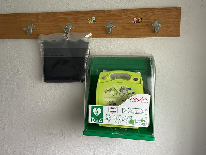 El Ayuntamiento adquiere dos desfibriladores, uno para la Dehesa y otro para el pabellón