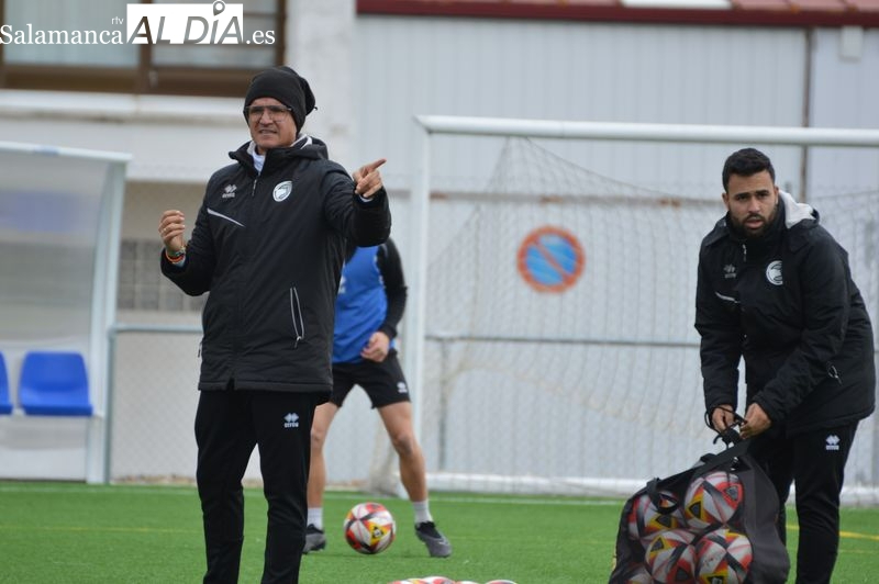 Dani Ponz y el jugar con tres centrales en Unionistas: Las posibilidades están dentro de nuestra planificación