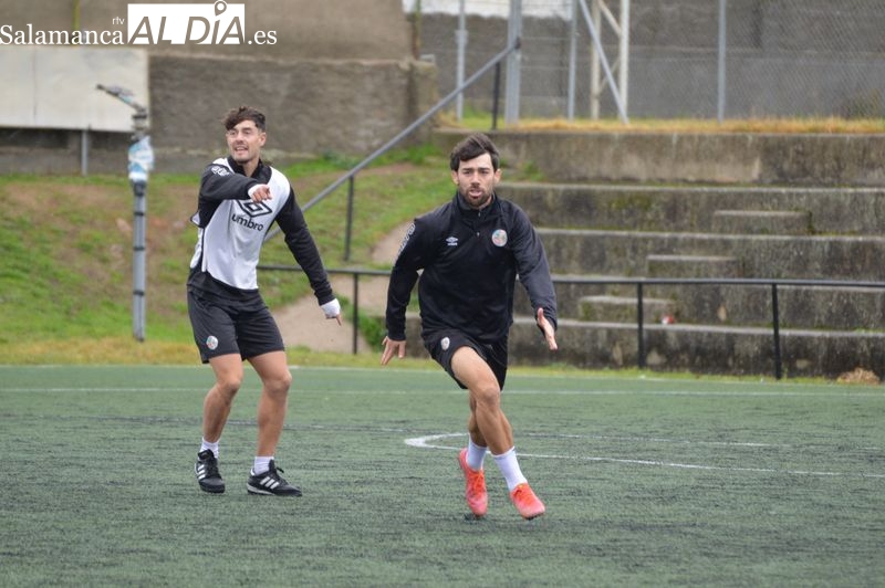 Jehu recupera a la vieja guardia en el centro del Salamanca UDS y prueba con Javi Navas como 9 en el entrenamiento