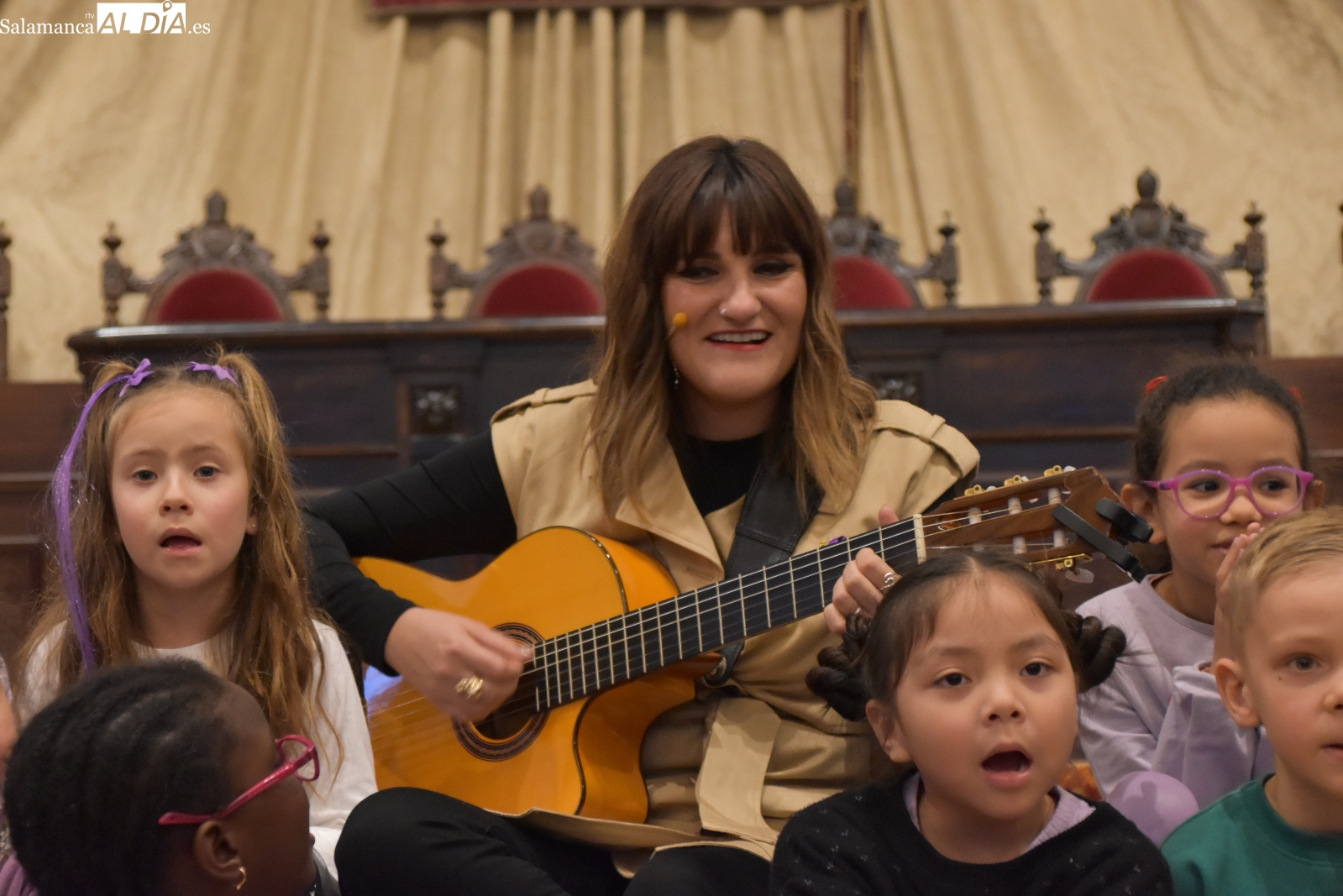 Rozalén y su Puerta violeta cantan en la USAL contra la violencia de género 