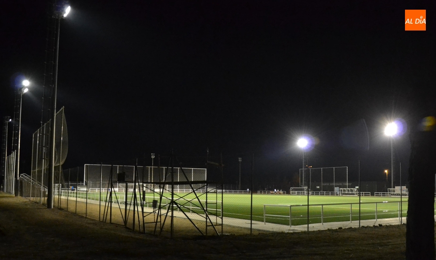 Adjudicado por 48.270€ el cambio de la iluminación del campo de césped artificial