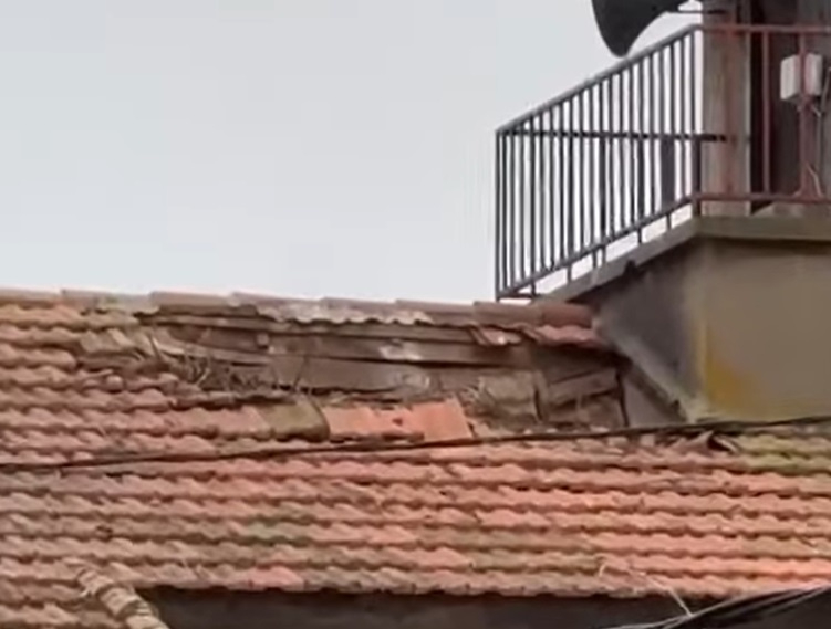 La caída de un nido provoca daños de relevancia en la cubierta de la Iglesia de Cabrillas