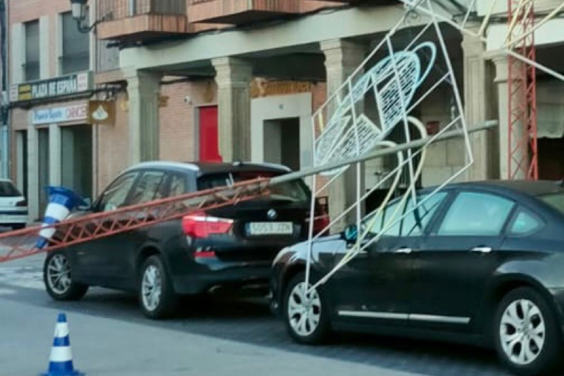 Aparece el causante de la caída del poste de luz navideña en la Plaza de España