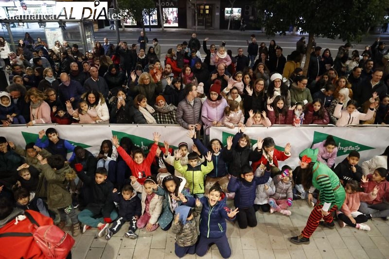 Cientos de niños dan la bienvenida a la Navidad en El Corte Inglés