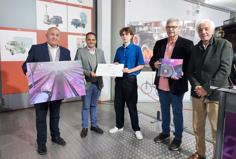 El artista que ha recibido el Premio Laly Casillas en el Museo de Historia de la Automoción 
