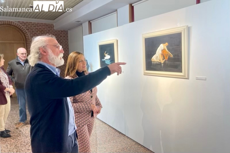 Macario Ramos presenta su colección ‘Trazos’ junto a las esculturas de Santos Ramos en una exposición en el CDS