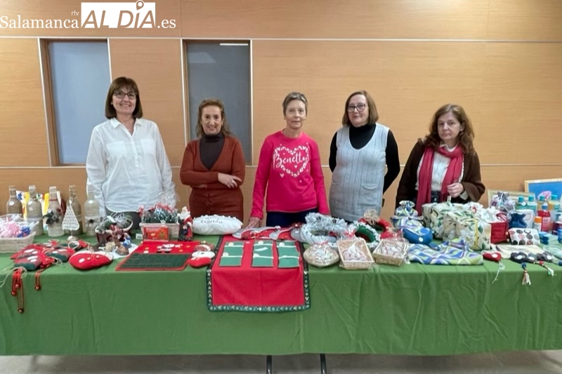 Arranca el original mercado navideño del Taller de costura parroquial