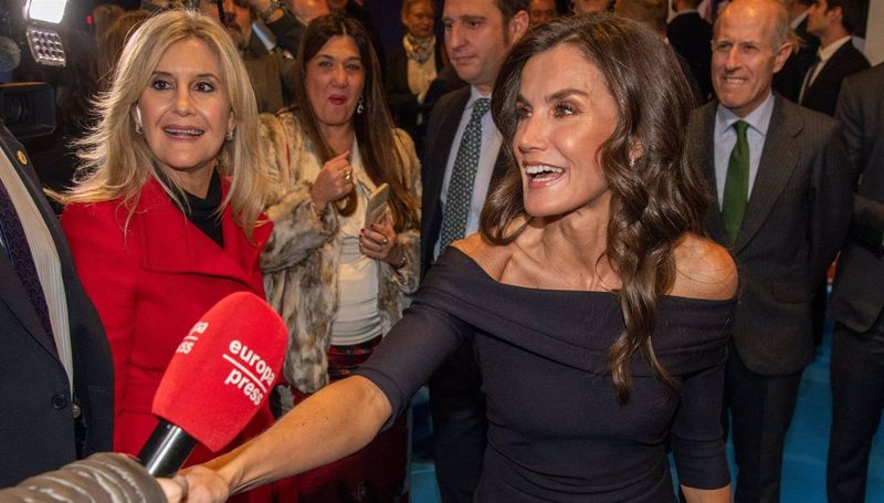 Doña Letizia recuerda su pasado como periodista más cerca que nunca de sus ex compañeros