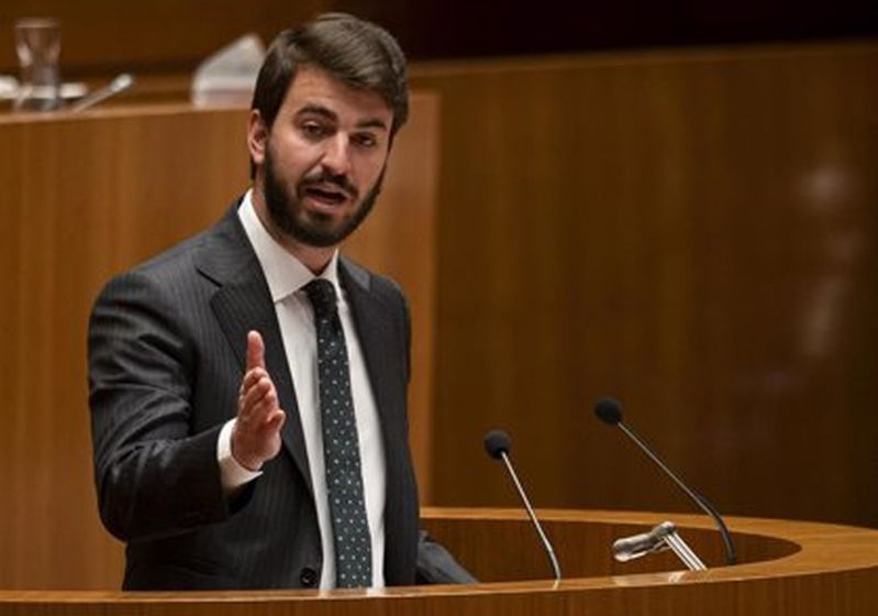 Polémica en las Cortes de CyL: acusan a Gallardo de hacer un gesto que simula una felación a dos procuradoras del PSOE