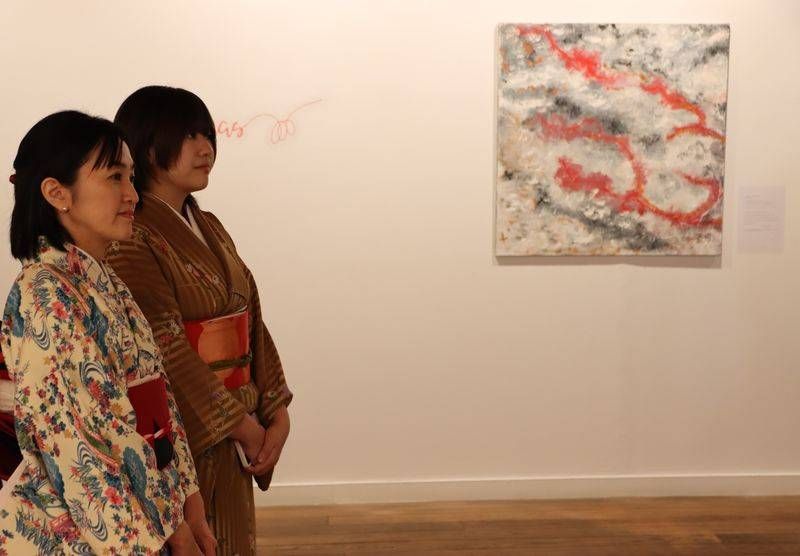 Una exposición evoca la leyenda japonesa del hilo rojo