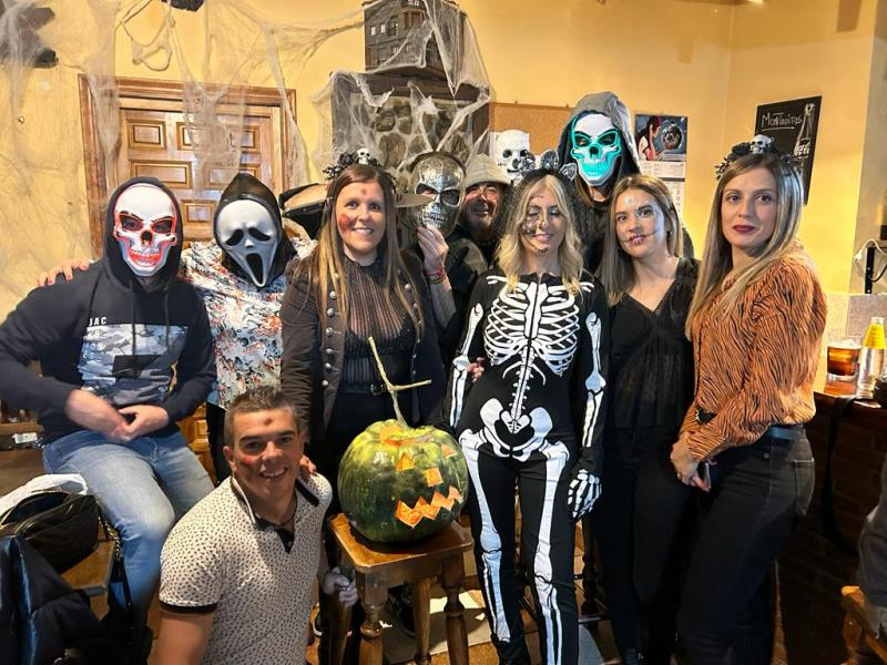 Los vecinos de Agallas disfrutan de Halloween y de una castañada popular