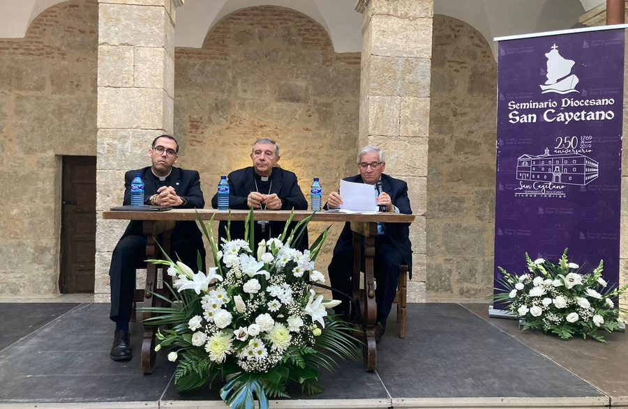 El Seminario homenajea a Justo García Sánchez en el día central de sus fiestas de San Cayetano