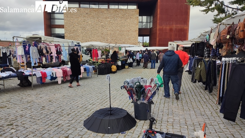 Los productos de temporada y el viento protagonizan el mercadillo de Trabanca