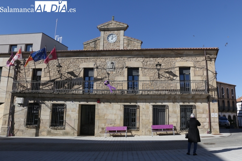 Cruz Roja Vitigudino colocará en la fachada del Ayuntamiento lazos rojos para sensibilizar sobre el VIH y el sida