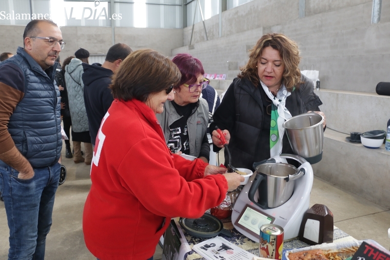 Éxito del mercadillo solidario a favor de Cruz Roja celebrado en Villar de Peralonso