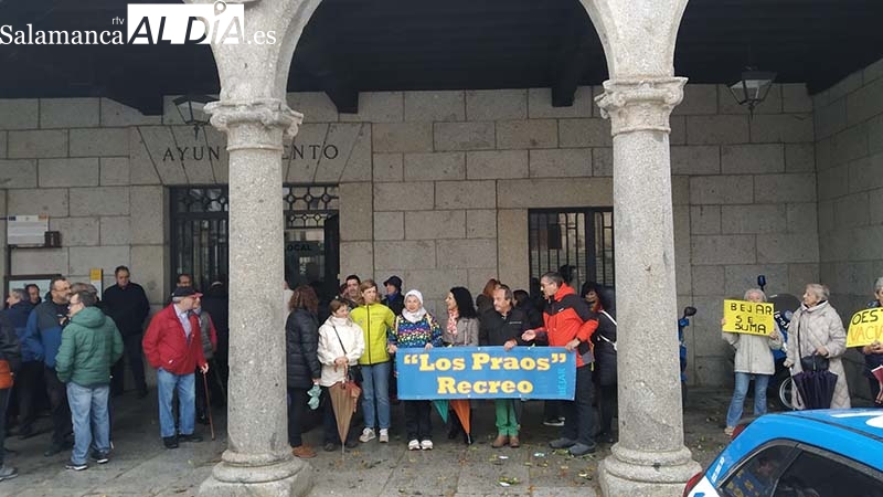 Cerca de un centenar de bejaranos reivindican el regreso del tren bajo la lluvia