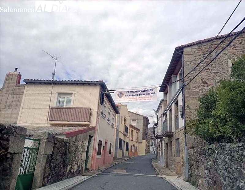 Valdesangil luce con orgullo su pancarta reivindicativa