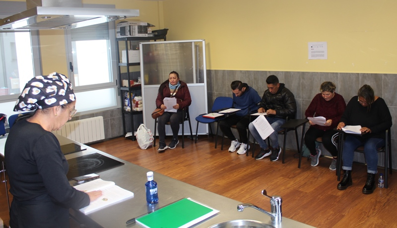 Los 12 participantes en el Itinerario de Cáritas inician su formación en cocina
