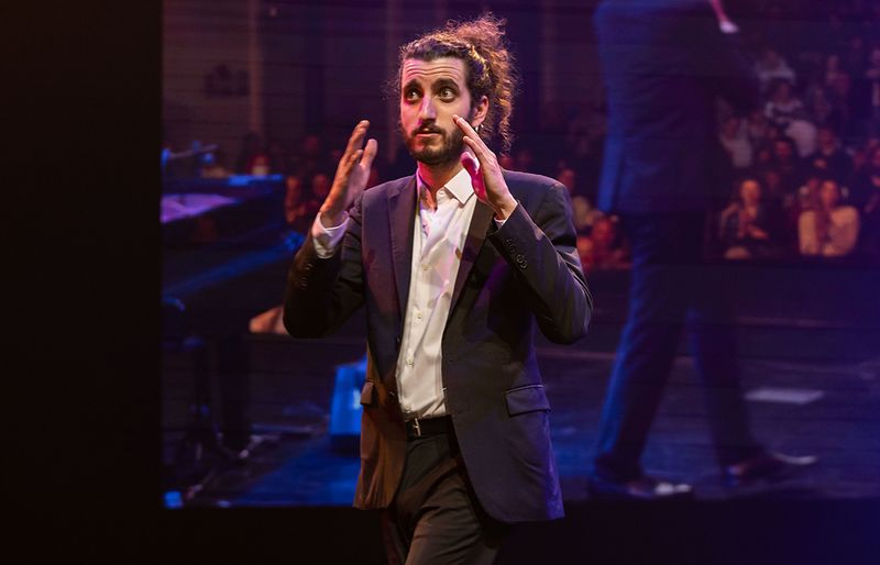 Jorge Bedoya, pianista, compositor y actor, llega al Liceo con el espectáculo Las Manos