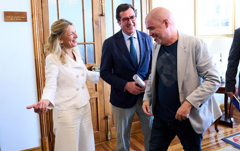 La patronal propone elevar el salario mínimo en 2024 hasta los 1.112,4 euros