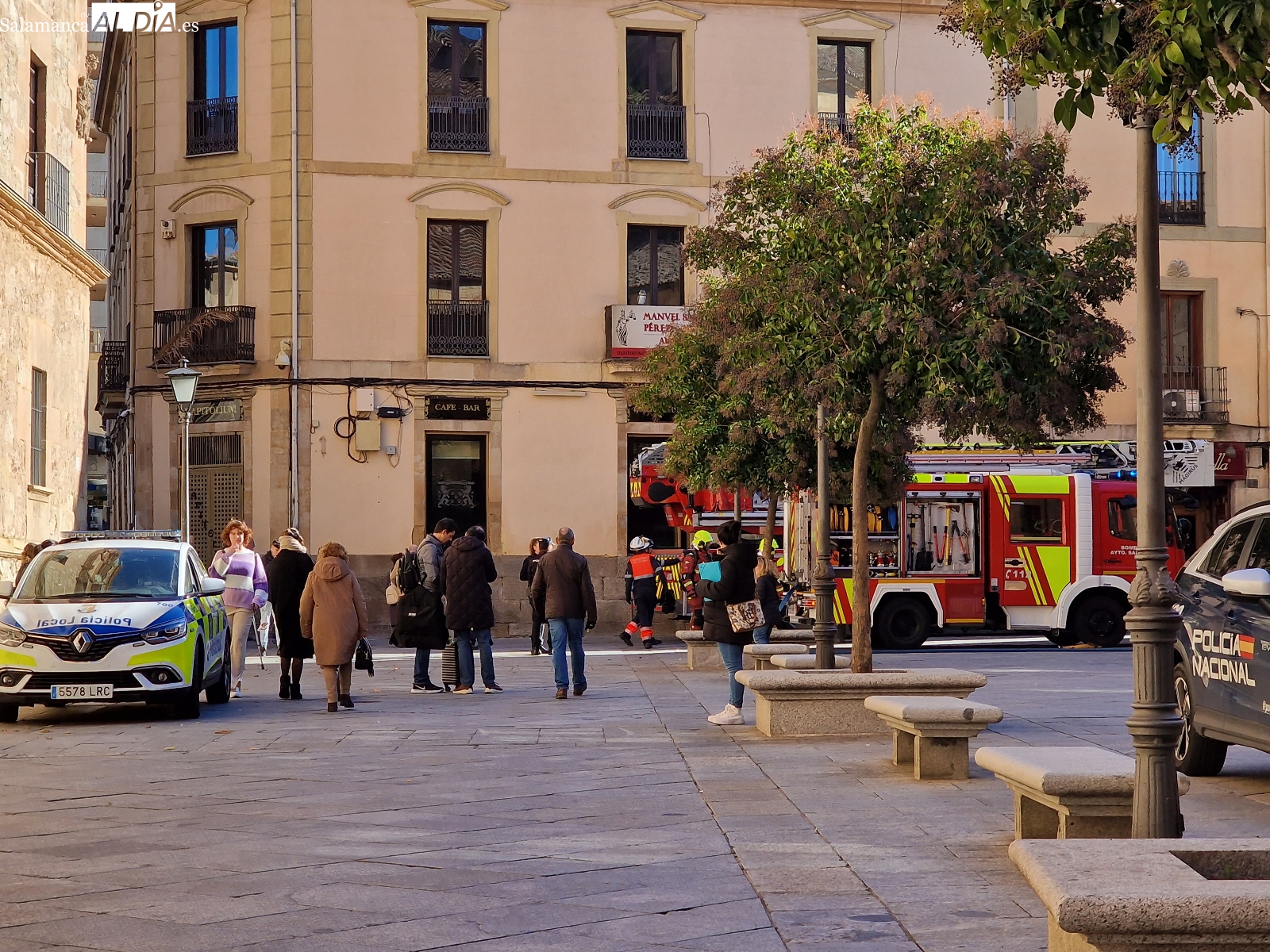 Los bomberos acuden a un conato de incendio en la plaza de las Agustinas