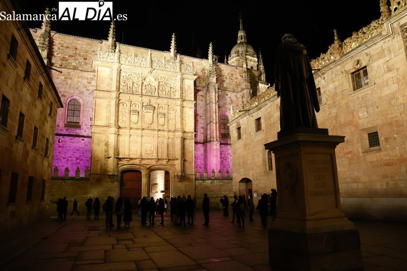 La Universidad de Salamanca ilumina de morado su fachada por el 25N