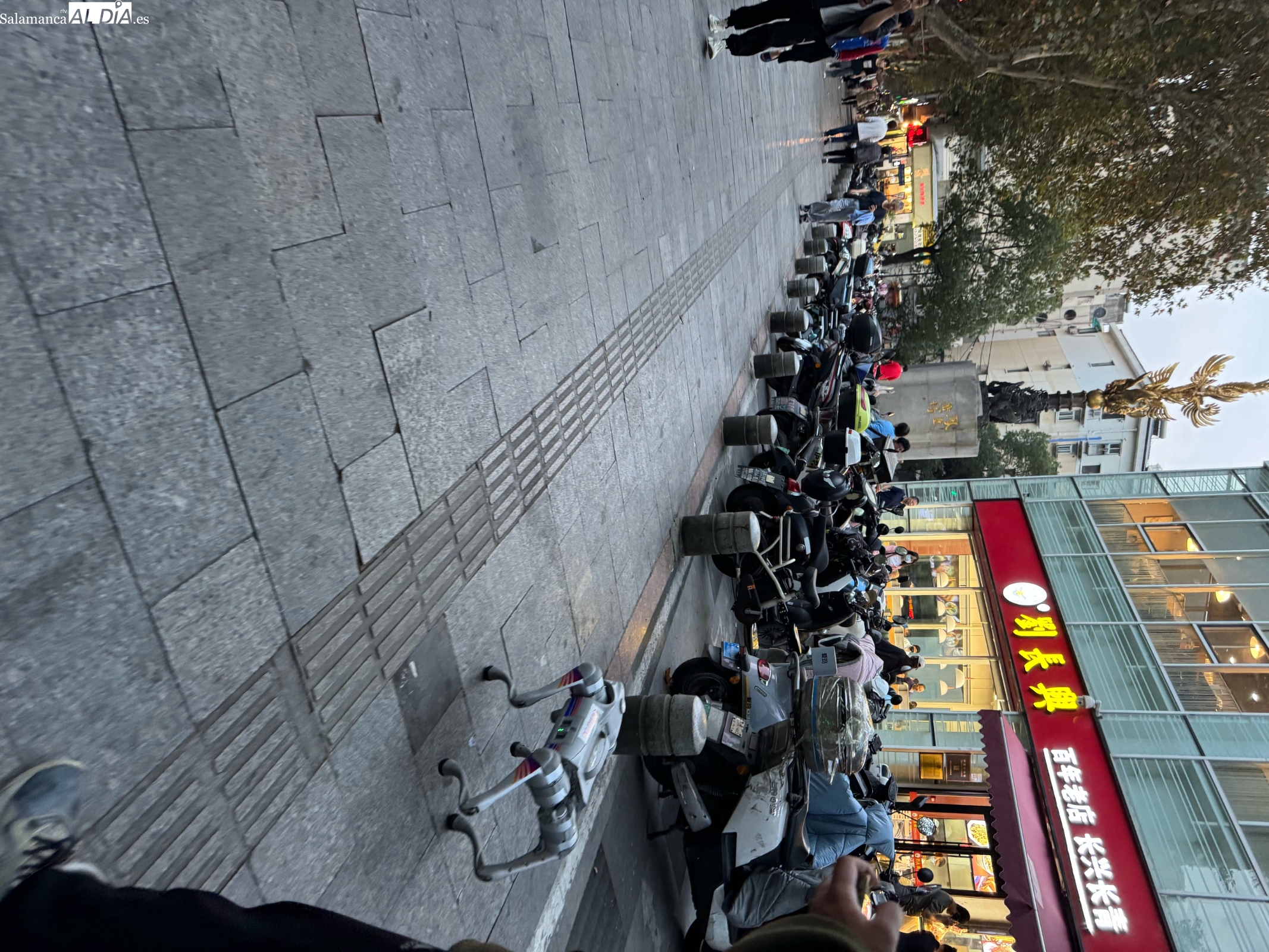 El poeta lee algo de la inteligencia artificial remitido por un amigo