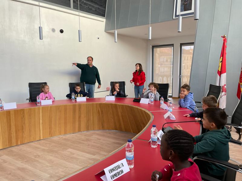 Los niños conquistan el Ayuntamiento de Guijuelo