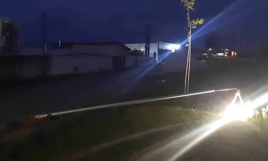 Al suelo una de las farolas del Paseo Verde