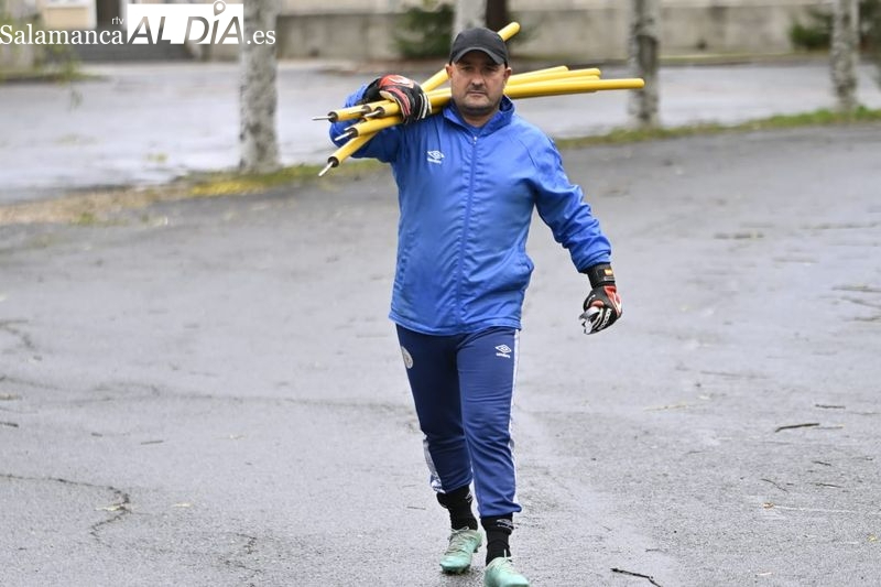 Luis Hernández da el callo con muletas y un esguince de rodilla: el preparador de porteros del Salamanca UDS sigue con Jon y Moha al pie del cañón