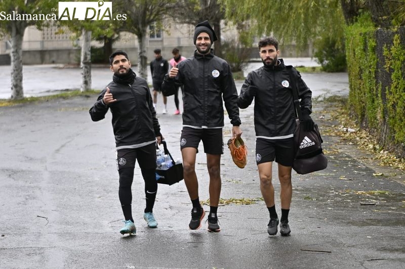 El Salamanca UDS entrena al completo salvo Mati y los jugadores animan al Benjamín B en medio de su partido