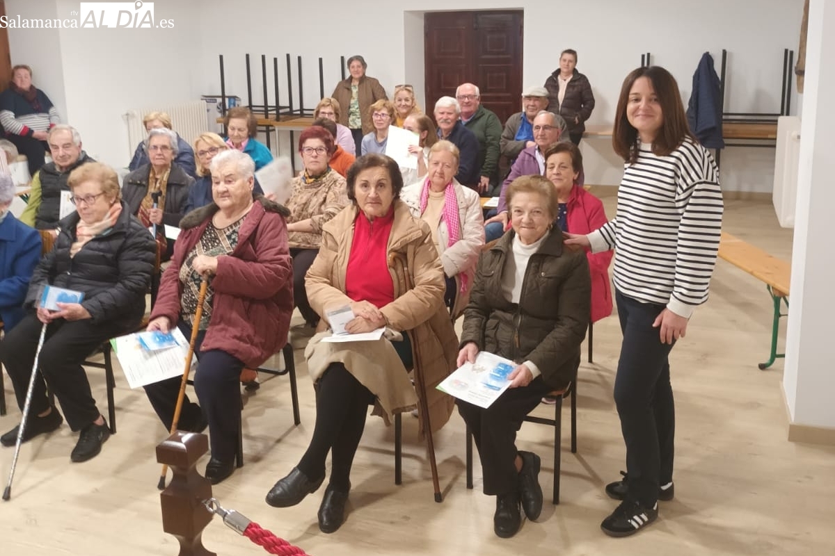 Los vecinos de Bañobárez asisten a una sesión de la Escuela Rural de Salud