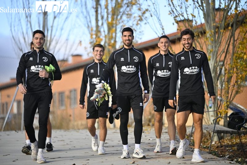 Buen ambiente en el entrenamiento de Unionistas tras el emparejamiento con el Sporting: Álvaro Gómez, con molestias