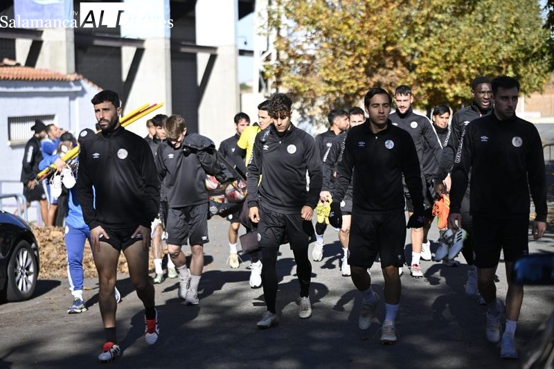Un grupo de aficionados hablan con Dueñas y Amaro antes del entrenamiento del Salamanca UDS por la situación del equipo