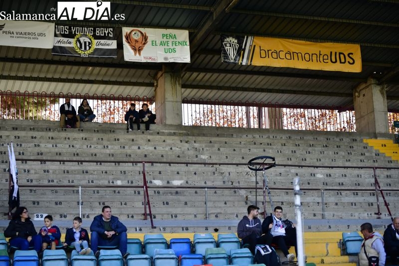 Las peñas del Salamanca UDS no entran a la grada de animación del Helmántico hasta el minuto 23 en señal del protesta