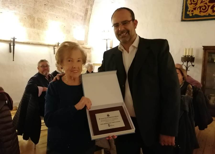 La Coral Dámaso Ledesma homenajea a Mª Jesús Vicente, su integrante más veterana