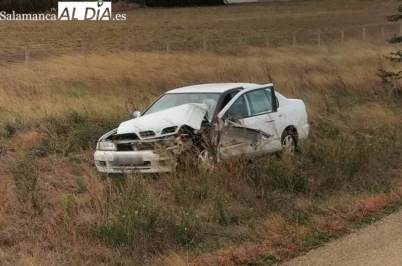 Susto en la carretera de Alba, al salirse de la vía un automóvil