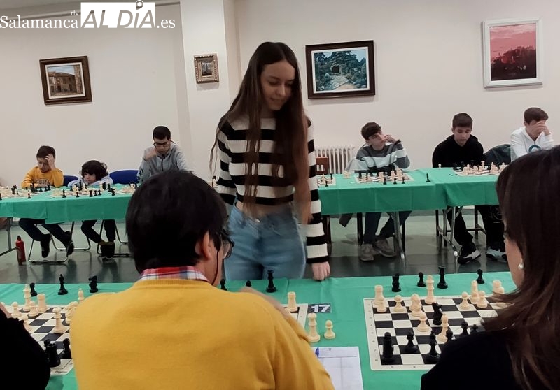 La campeona regional de ajedrez, Lucía Sánchez, se luce en una interesante partida simultánea