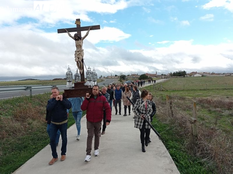 El Bendito Cristo del Amparo regresa a su ermita en Anaya de Alba