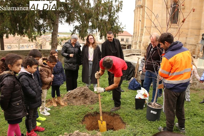 Cáritas planta un árbol para simbolizar un futuro mejor
