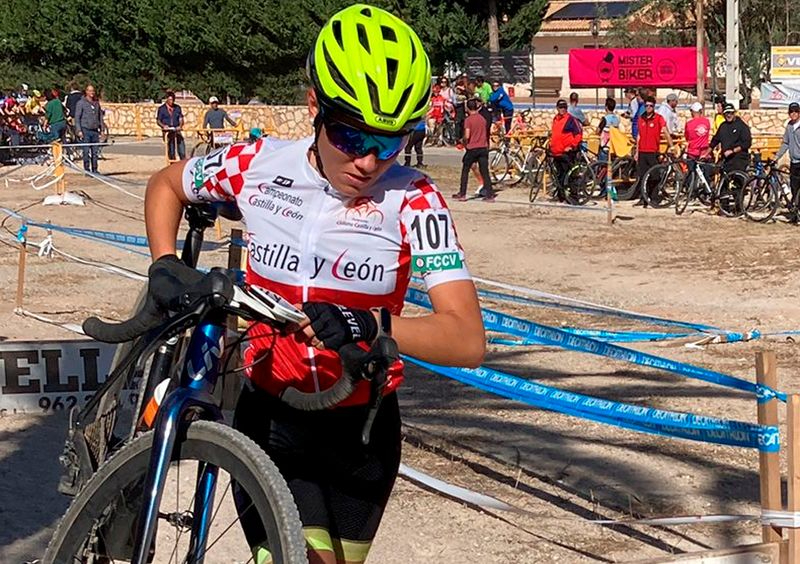 Carla Jiménez, de la Escuela de Ciclismo Salmantina, tercera en el Trofeo de Ciclocross de LEnova