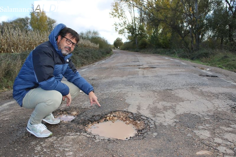 Penoso estado de la carretera que une Fresno Alhándiga con Santa Teresa 