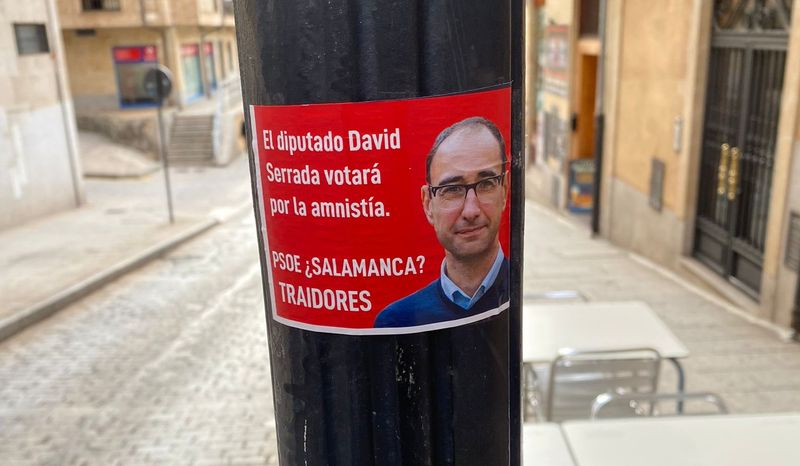 La respuesta de Serrada, diputado del PSOE, a los carteles que se han repartido en Salamanca con su foto