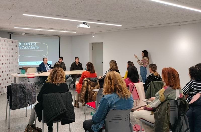 Guijuelo inaugura un curso gratuito de escaparates